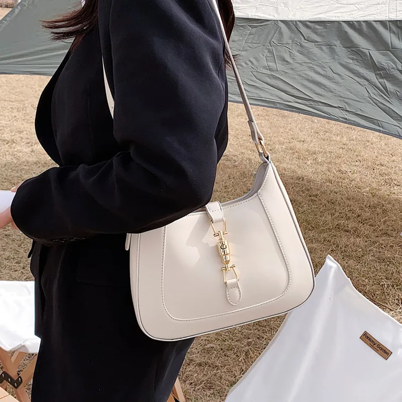 Модни Чанти през рамо от страна на Подмишниците за жени, тенденция 2023, луксозна дизайнерска чанта през Рамото във формата на Полумесец, дамски чанти от изкуствена кожа