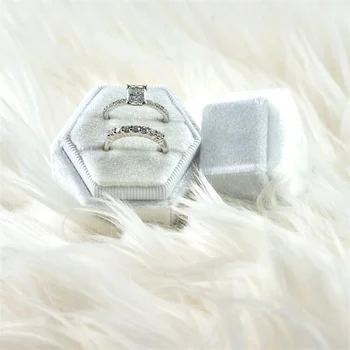 Бяло кадифе малка кутийка за пръстени с шестигранными да използвате единични или двойни прорези и монограм, луксозна кутия за памет за годежни пръстени и сватбени снимки