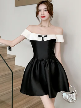 Корейското една модерна женствена черна рокля 2023, нови летни секси прилепнали мини рокли трапецовидна форма, с деколте лодка, жените са темпераментни облекло
